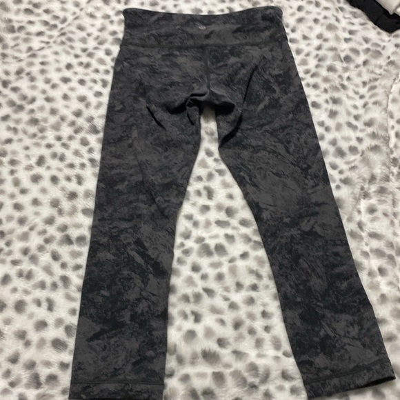 Women’s lululemon size 4 crop leggings - Picture 2 of 6